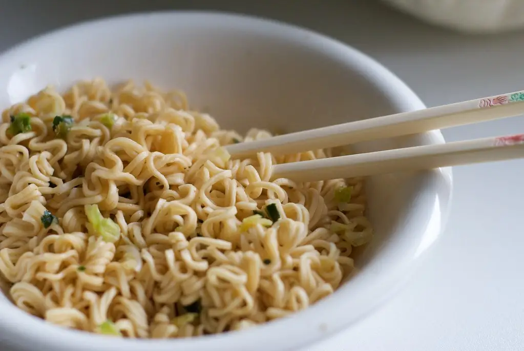 How to eat noodles with chopsticks