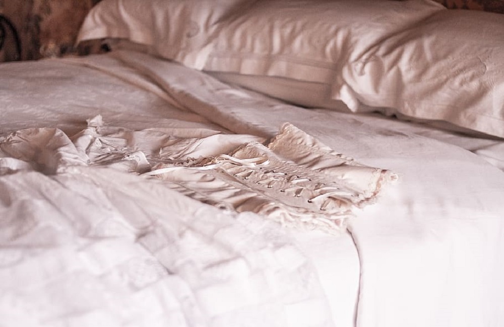 How To Make Your Bed Look Fluffy